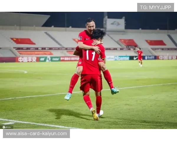 劳塔罗轻巧脚尖触球破坏对手解围的力量美学